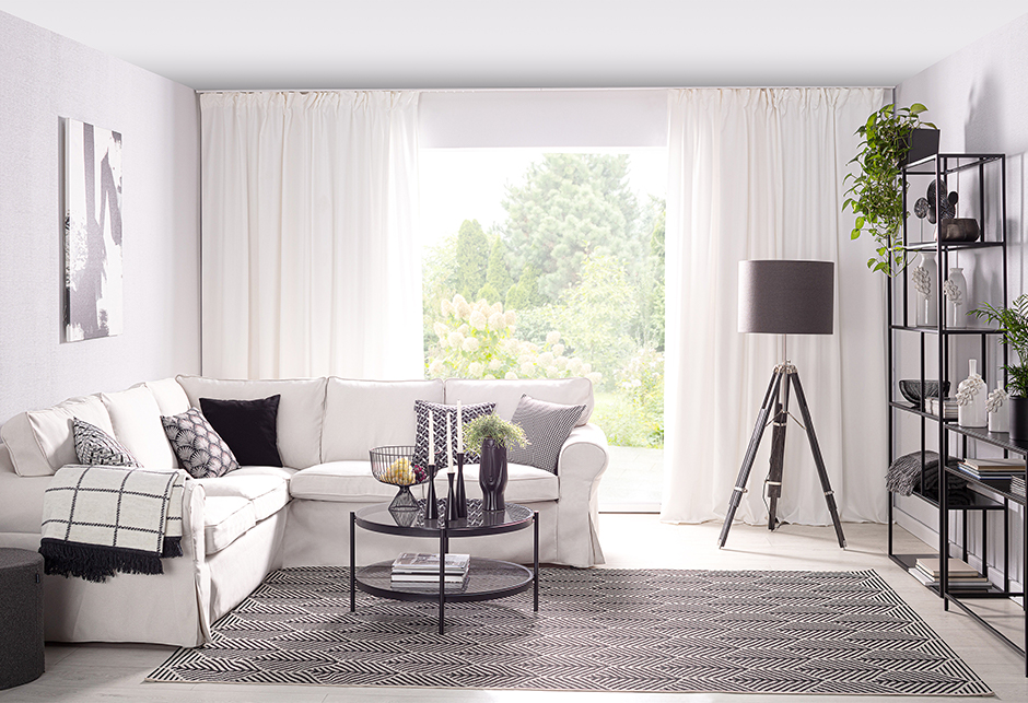 baltos užuolaidos svetainėje