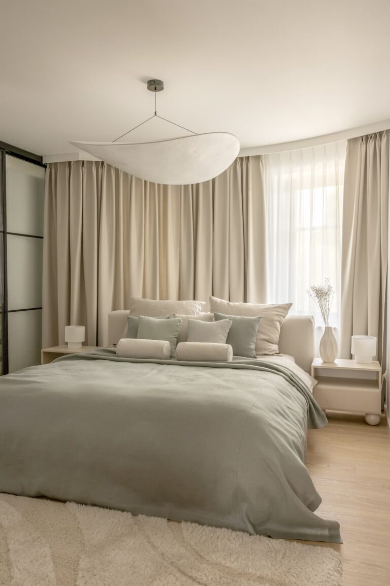 Madingiausios užuolaidų spalvos 2026 metais – interjero tendencijų reitingas