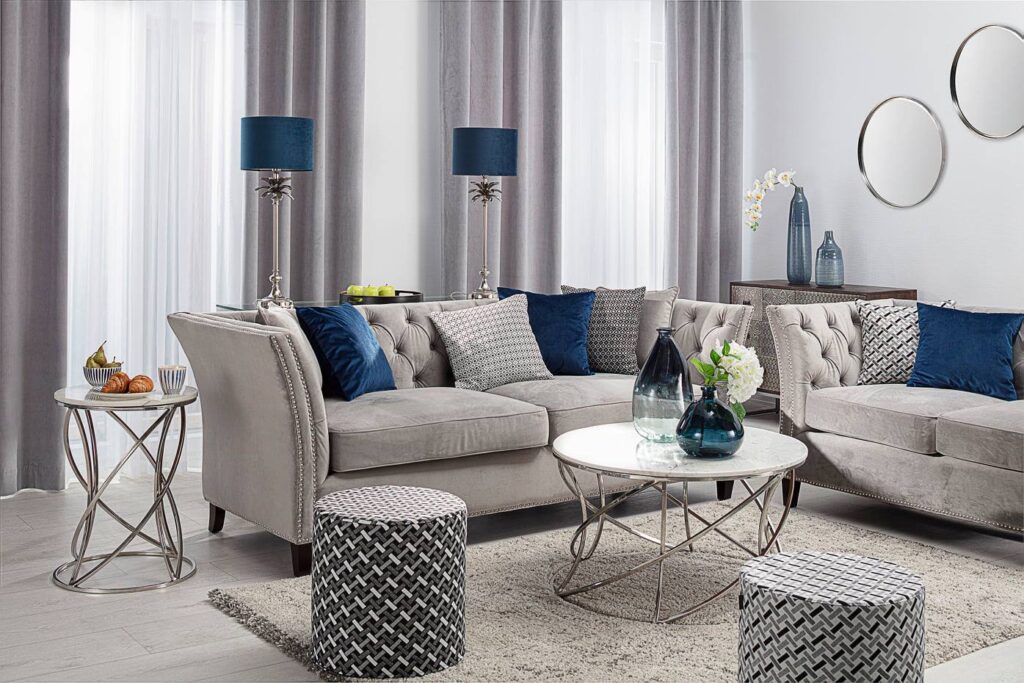 pilkos aksominės užuolaidos